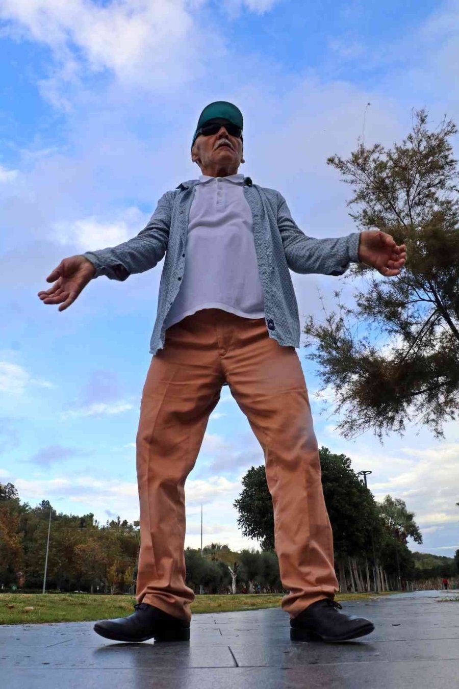 Kireçlenmeye Karşı Rusya Soğuğundan Kaçıp Antalya’ya Gelen 69’luk Dede, Yaptığı Danslarla Gençlere Taş Çıkartıyor