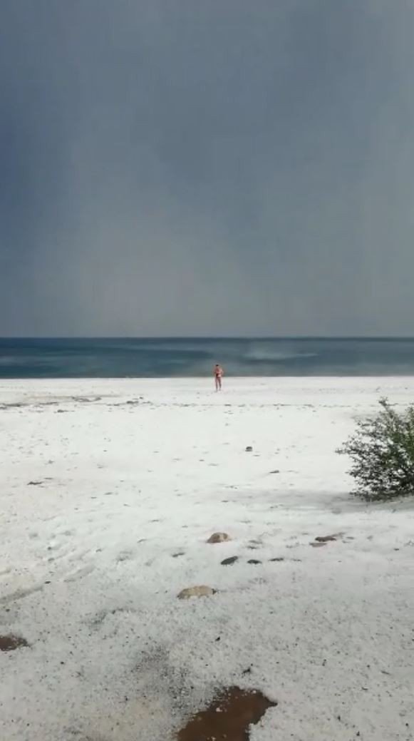 Güneşlenip Denize Giren Tatilcilere Dolu Sürprizi