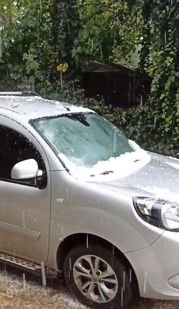 Güneşlenip Denize Giren Tatilcilere Dolu Sürprizi