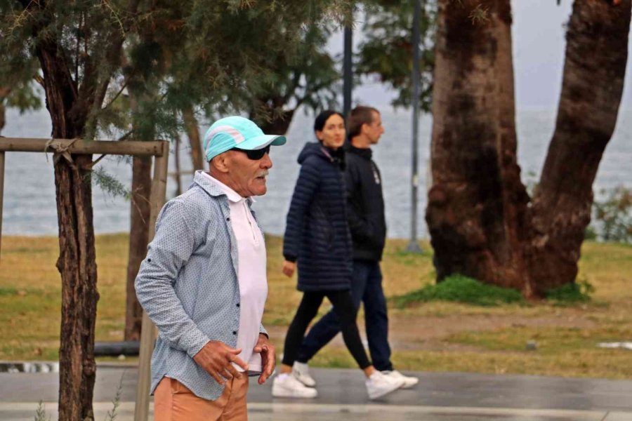 Kireçlenmeye Karşı Rusya Soğuğundan Kaçıp Antalya’ya Gelen 69’luk Dede, Yaptığı Danslarla Gençlere Taş Çıkartıyor