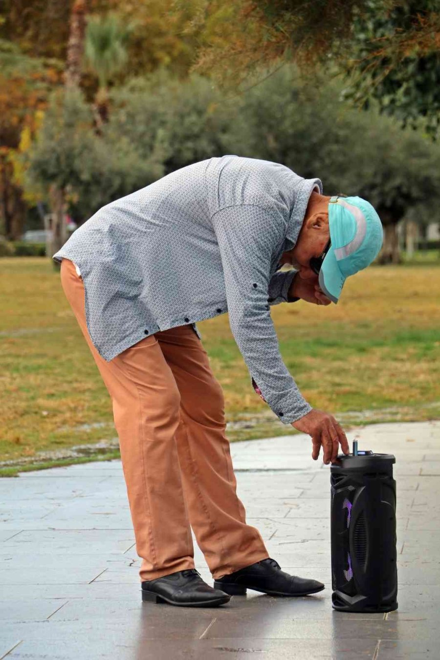 Kireçlenmeye Karşı Rusya Soğuğundan Kaçıp Antalya’ya Gelen 69’luk Dede, Yaptığı Danslarla Gençlere Taş Çıkartıyor