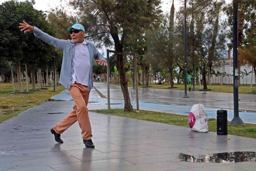 Kireçlenmeye Karşı Rusya Soğuğundan Kaçıp Antalya’ya Gelen 69’luk Dede, Yaptığı Danslarla Gençlere Taş Çıkartıyor