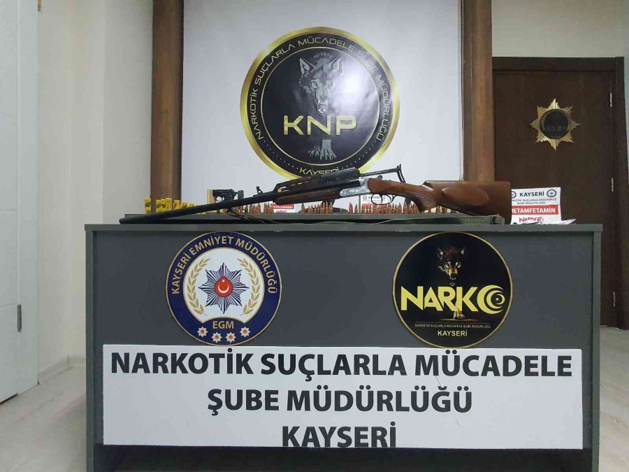 Kalaşnikof İçin Evine Özel Bölme Yaptı