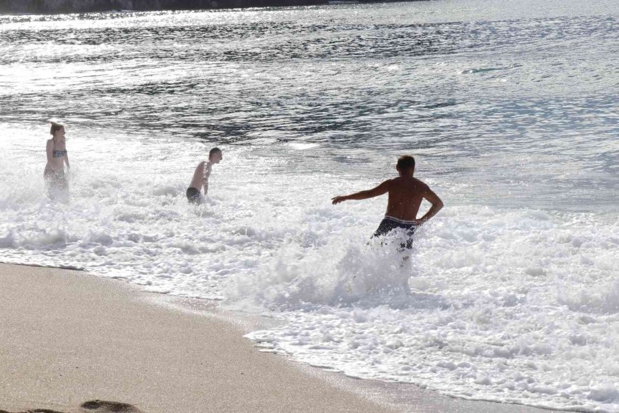 Yağışlı Havaların Ardından Güneşi Gören Plaja Geldi