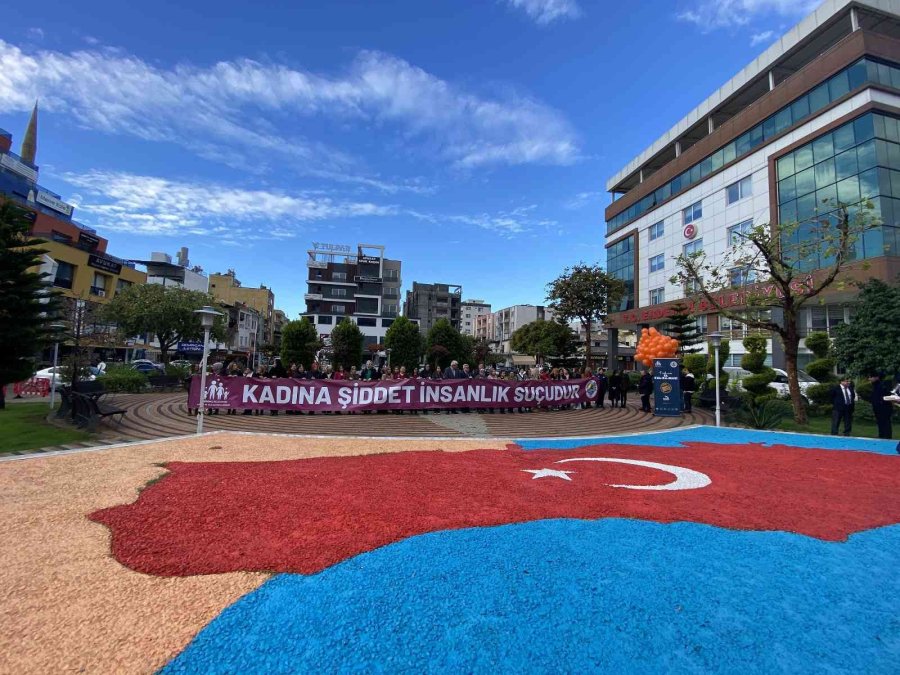 Kadına Şiddete Dikkat Çekmek İçin Yüzlerce Balon Gökyüzüne Bırakıldı