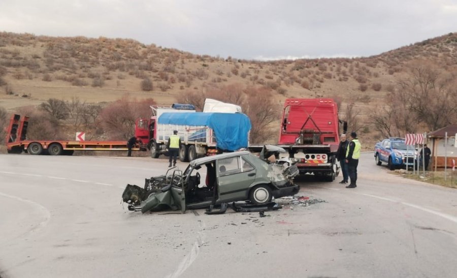 Virajı Alamayarak 2 Araca Çarpan Otomobilin Sürücüsü Yaralandı