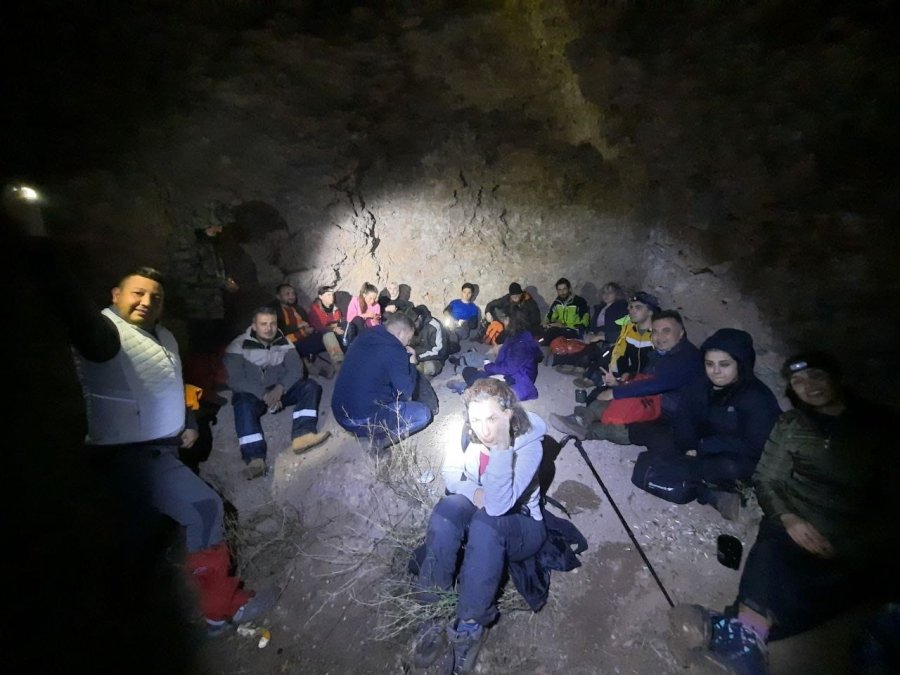 Doğa Tutkunları Yağmurlu Havada 8 Kilometre Yürüdü