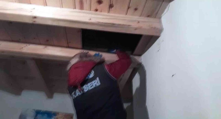 Kalaşnikof İçin Evine Özel Bölme Yaptı