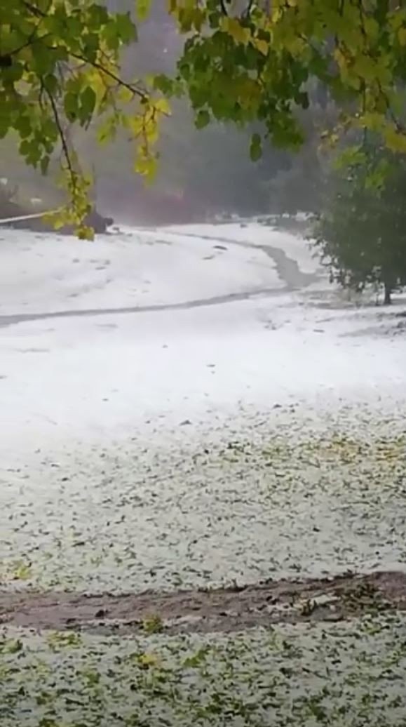 Güneşlenip Denize Giren Tatilcilere Dolu Sürprizi