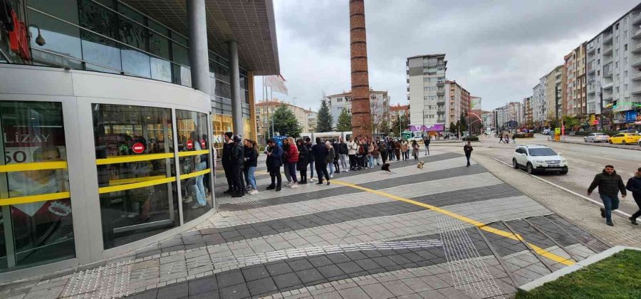 Soğuk Havaya Rağmen İndirim Kuyruğu