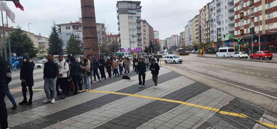 Soğuk Havaya Rağmen İndirim Kuyruğu