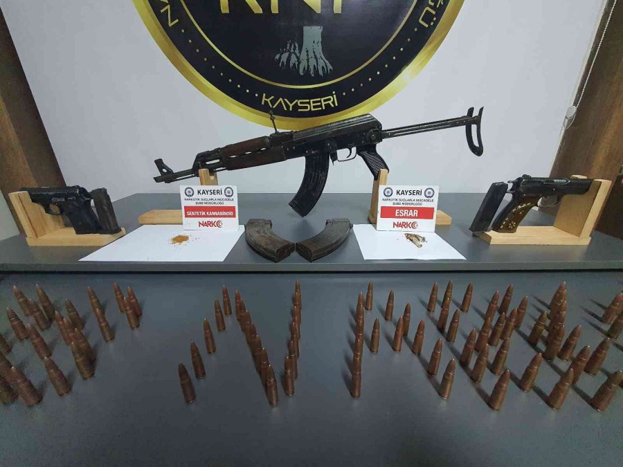 Kalaşnikof İçin Evine Özel Bölme Yaptı