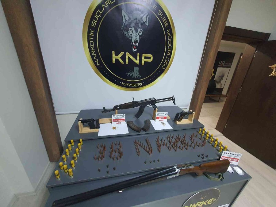 Kalaşnikof İçin Evine Özel Bölme Yaptı