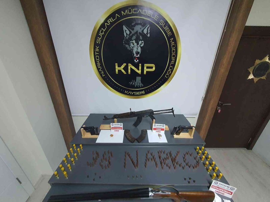 Kalaşnikof İçin Evine Özel Bölme Yaptı