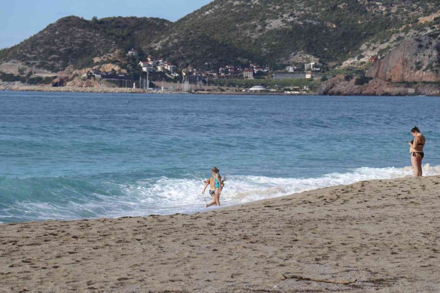Yağışlı Havaların Ardından Güneşi Gören Plaja Geldi