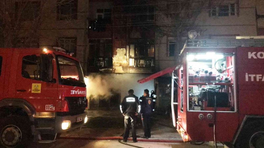 İş Yerinde Yangın Çıktı, Üst Kattaki Balkon Zarar Gördü