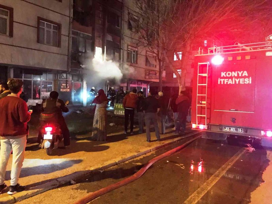 İş Yerinde Yangın Çıktı, Üst Kattaki Balkon Zarar Gördü