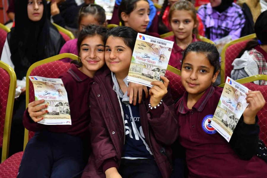 Mersin’de ’ben Mimar Sinan’ Oyunu Sahnelendi