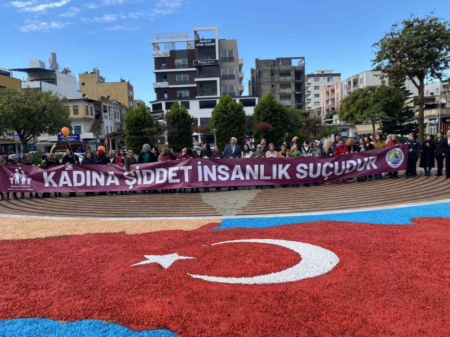 Kadına Şiddete Dikkat Çekmek İçin Yüzlerce Balon Gökyüzüne Bırakıldı