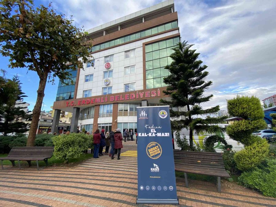 Kadına Şiddete Dikkat Çekmek İçin Yüzlerce Balon Gökyüzüne Bırakıldı