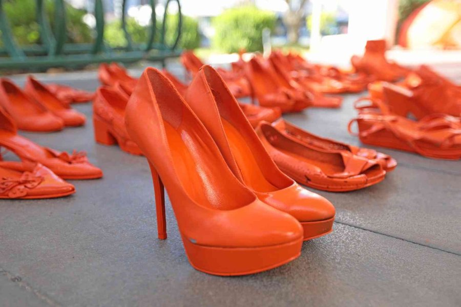 Mersin’de Şiddete Uğrayan Kadınlar İçin ’turuncu Ayakkabı’ Sergisi