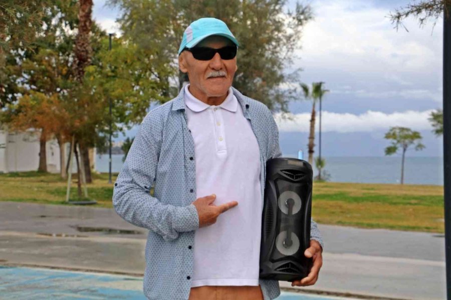 Kireçlenmeye Karşı Rusya Soğuğundan Kaçıp Antalya’ya Gelen 69’luk Dede, Yaptığı Danslarla Gençlere Taş Çıkartıyor