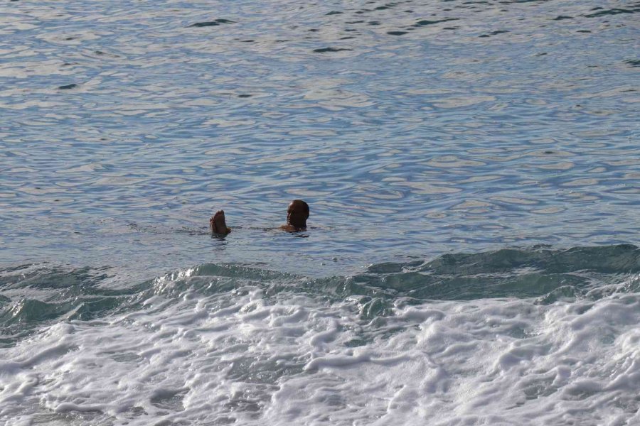 Yağışlı Havaların Ardından Güneşi Gören Plaja Geldi