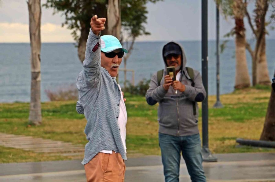 Kireçlenmeye Karşı Rusya Soğuğundan Kaçıp Antalya’ya Gelen 69’luk Dede, Yaptığı Danslarla Gençlere Taş Çıkartıyor