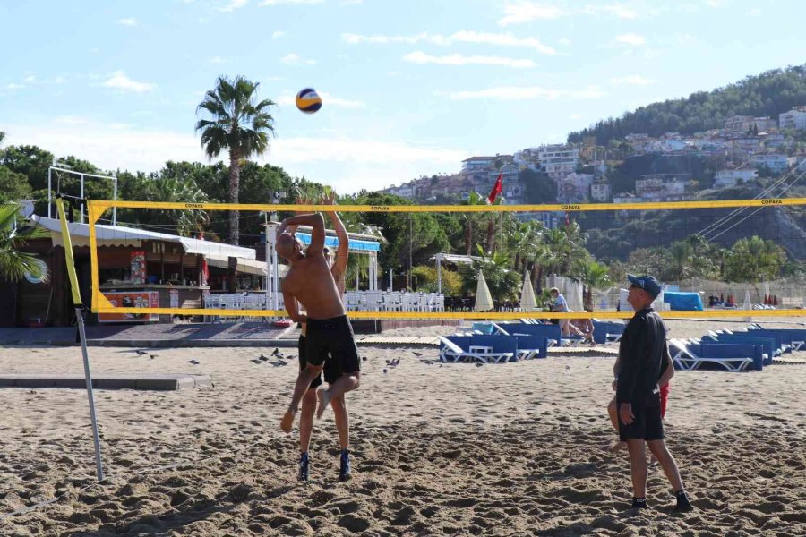 Yağışlı Havaların Ardından Güneşi Gören Plaja Geldi