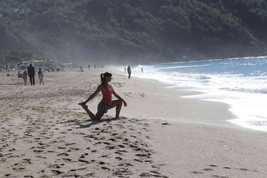 Yağışlı Havaların Ardından Güneşi Gören Plaja Geldi