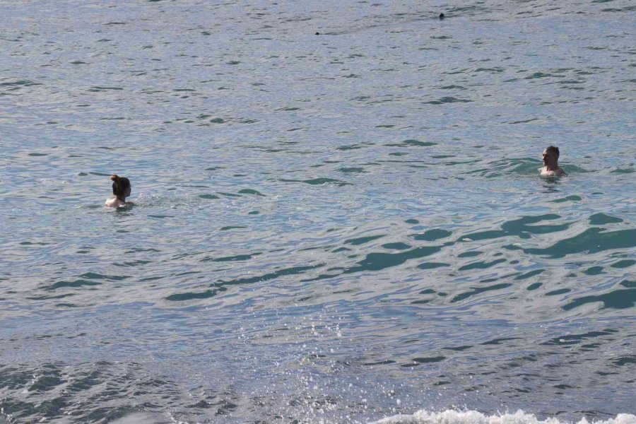 Yağışlı Havaların Ardından Güneşi Gören Plaja Geldi