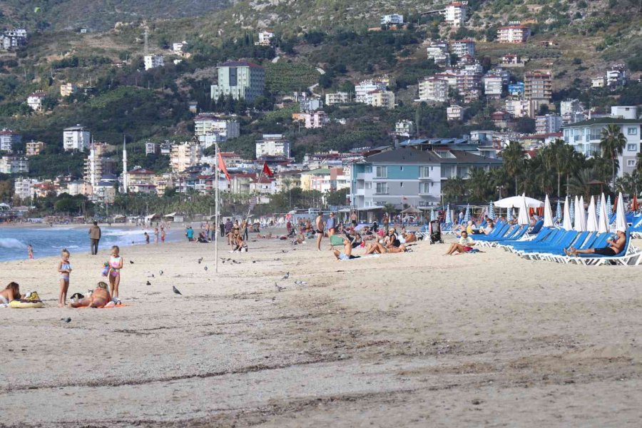 Yağışlı Havaların Ardından Güneşi Gören Plaja Geldi