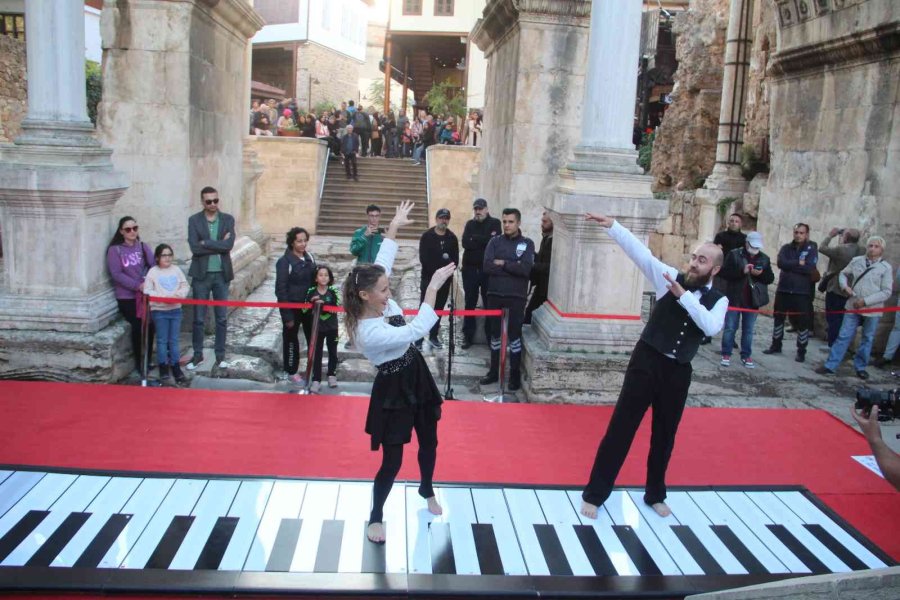 Tarihi Mekanda Ayaklarıyla Piyano Şov Yaptılar