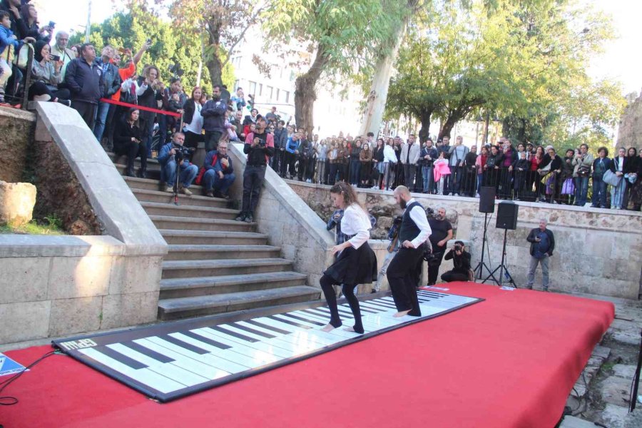 Tarihi Mekanda Ayaklarıyla Piyano Şov Yaptılar
