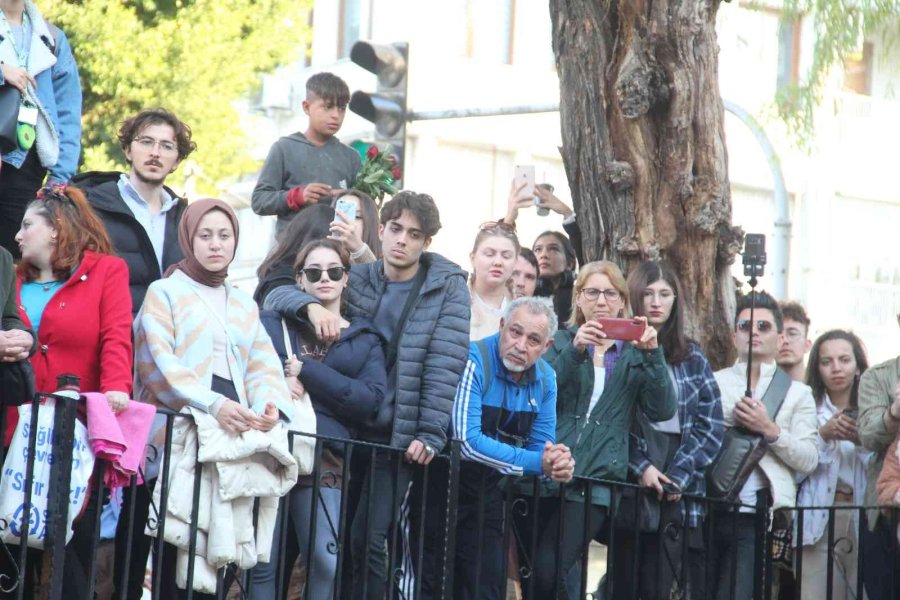 Tarihi Mekanda Ayaklarıyla Piyano Şov Yaptılar