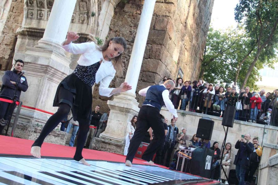 Tarihi Mekanda Ayaklarıyla Piyano Şov Yaptılar