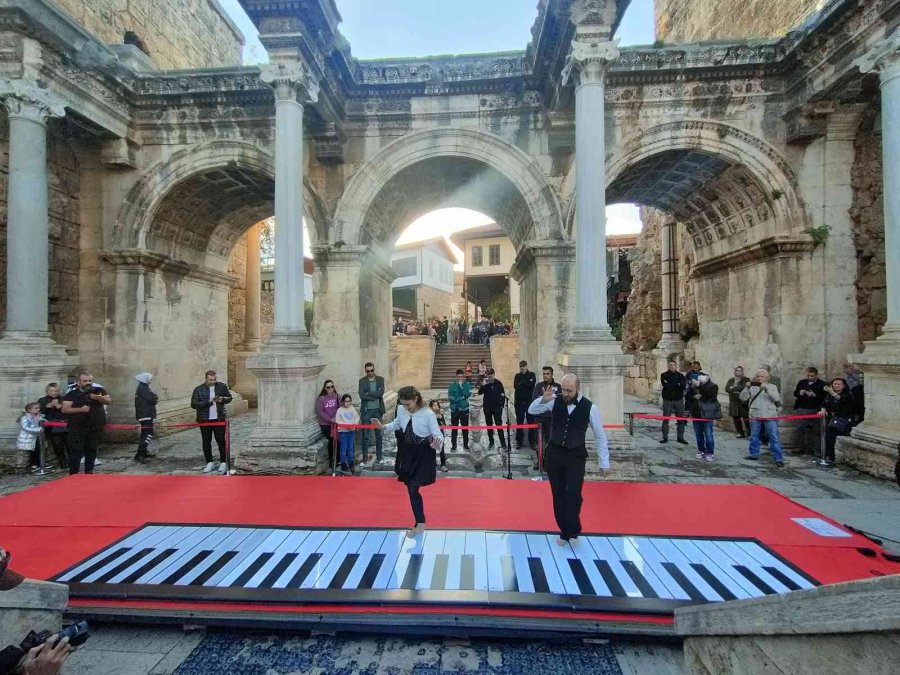 Tarihi Mekanda Ayaklarıyla Piyano Şov Yaptılar