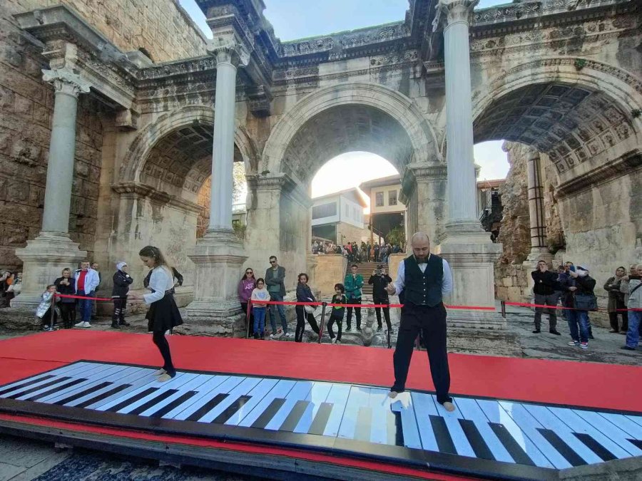 Tarihi Mekanda Ayaklarıyla Piyano Şov Yaptılar