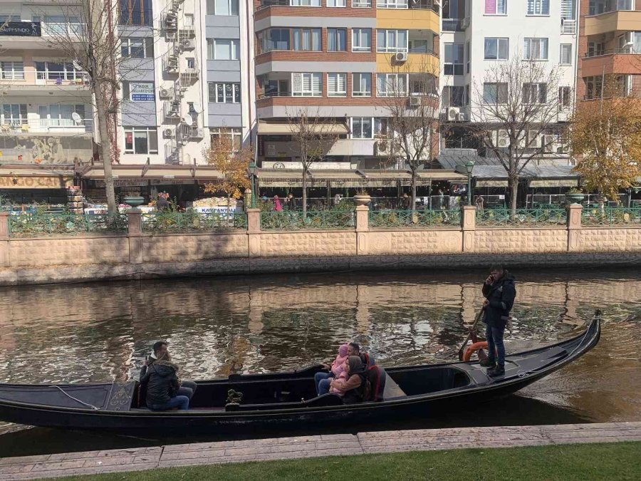Eskişehir’de Soğuk Havaya Rağmen Gondol Keyfi Sürüyor