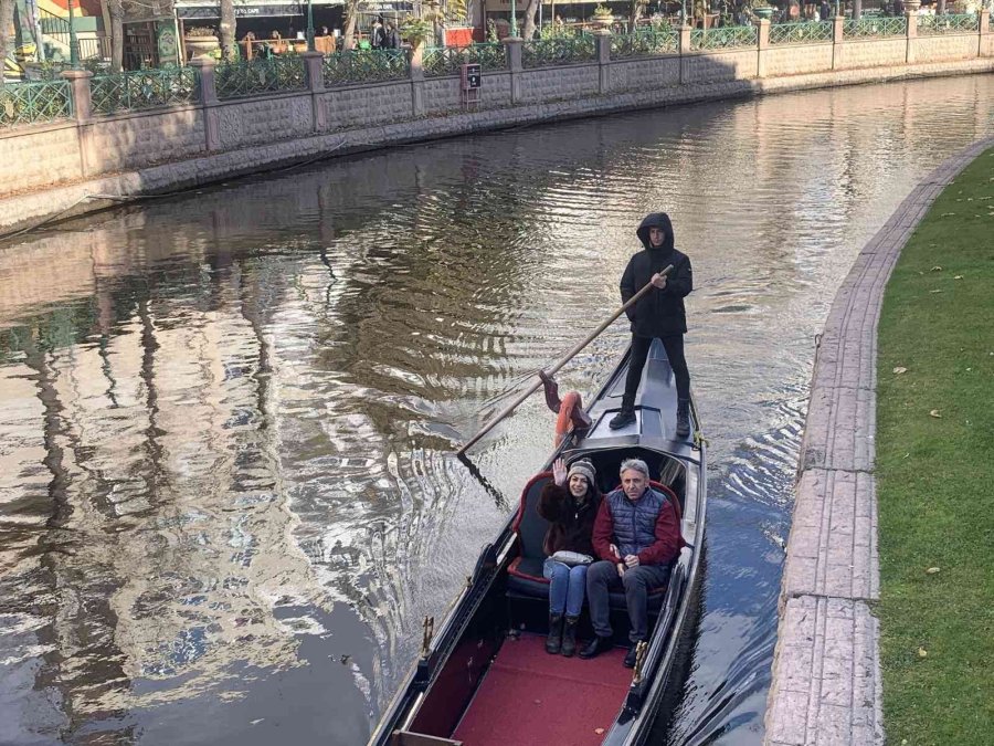 Eskişehir’de Soğuk Havaya Rağmen Gondol Keyfi Sürüyor