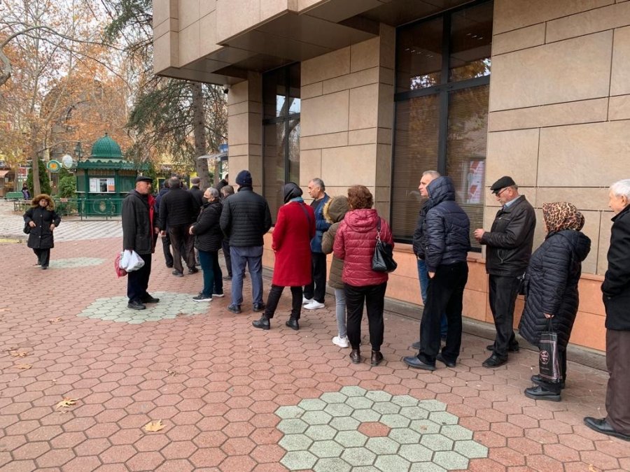 Eskişehir’de Su Zammı Kararı Sonrası Kuyruklar Daha Da Uzadı