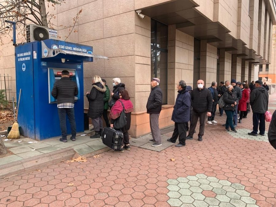 Eskişehir’de Su Zammı Kararı Sonrası Kuyruklar Daha Da Uzadı