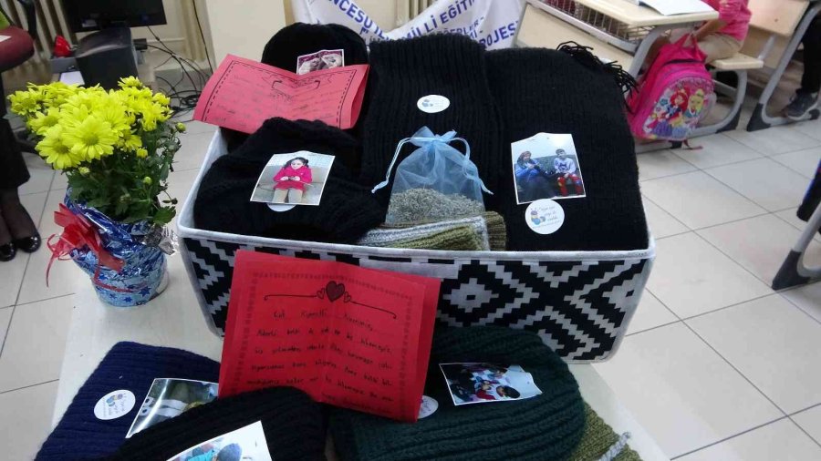 Öğrencilerin Ve Velilerin Ördüğü Atkı, Bere Ve Şapkalar Tunceli’deki Askerlere Gönderildi