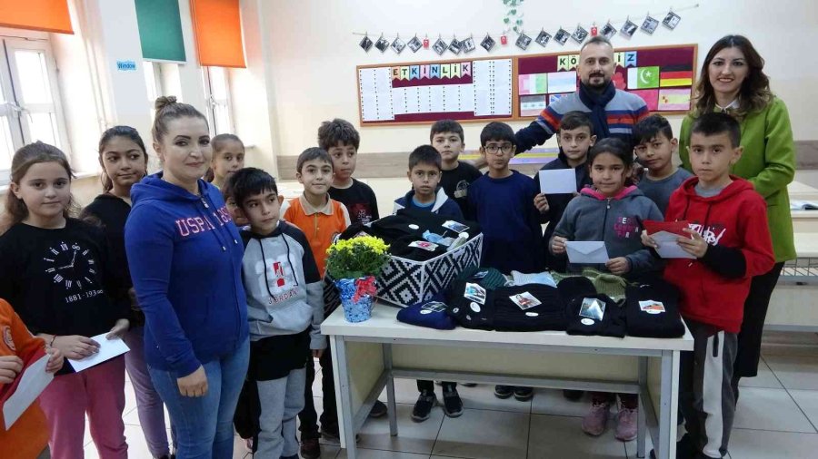 Öğrencilerin Ve Velilerin Ördüğü Atkı, Bere Ve Şapkalar Tunceli’deki Askerlere Gönderildi