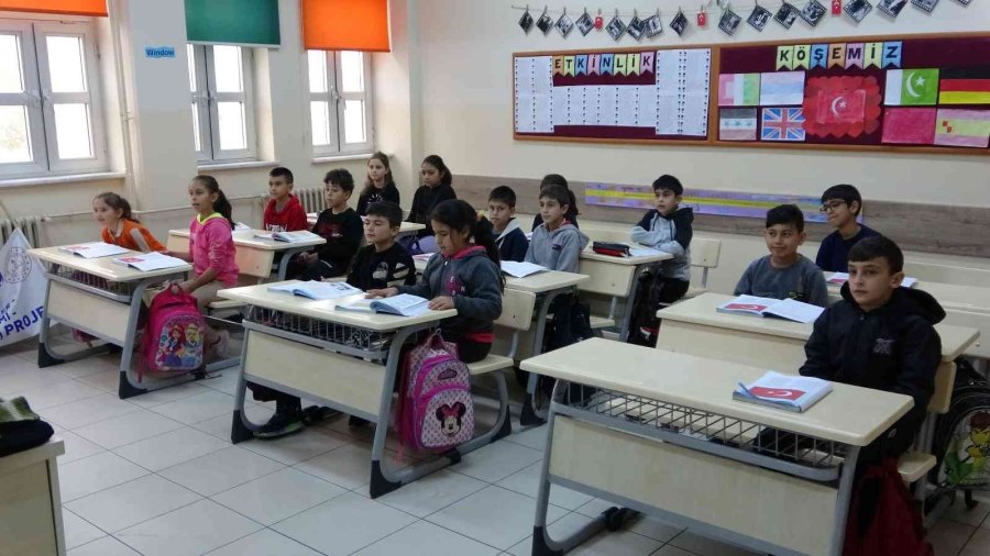 Öğrencilerin Ve Velilerin Ördüğü Atkı, Bere Ve Şapkalar Tunceli’deki Askerlere Gönderildi