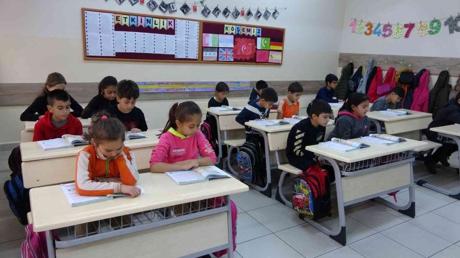 Öğrencilerin Ve Velilerin Ördüğü Atkı, Bere Ve Şapkalar Tunceli’deki Askerlere Gönderildi