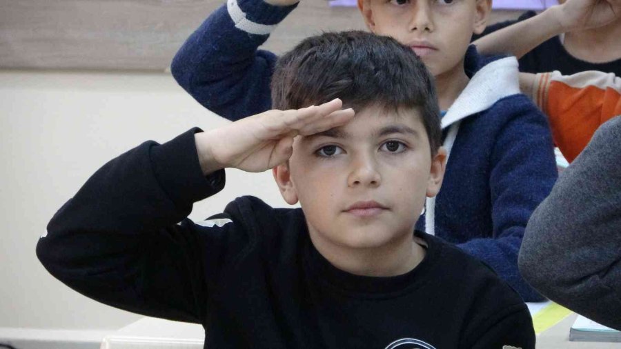 Öğrencilerin Ve Velilerin Ördüğü Atkı, Bere Ve Şapkalar Tunceli’deki Askerlere Gönderildi