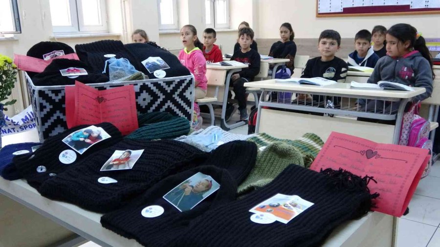 Öğrencilerin Ve Velilerin Ördüğü Atkı, Bere Ve Şapkalar Tunceli’deki Askerlere Gönderildi