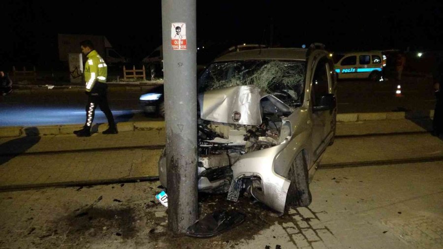 Kontrolden Çıkan Araç Tramvay Elektrik Direğine Çarptı: 1 Ölü, 3 Yaralı
