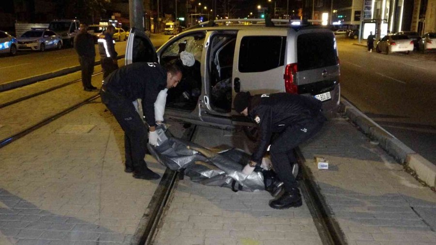 Kontrolden Çıkan Araç Tramvay Elektrik Direğine Çarptı: 1 Ölü, 3 Yaralı
